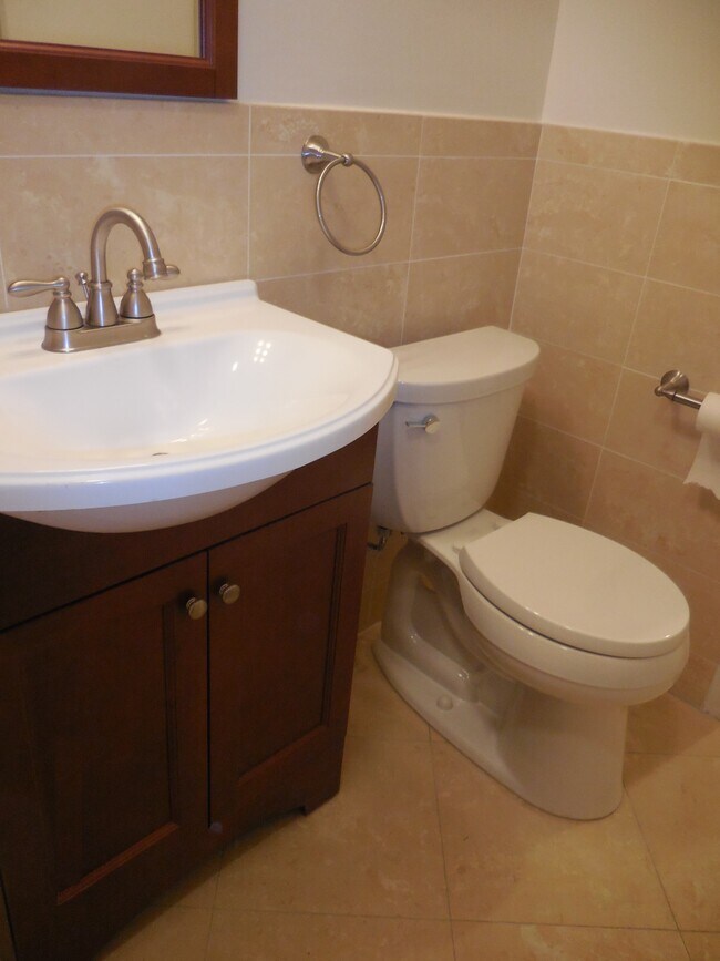 Baño - 2350 5th St