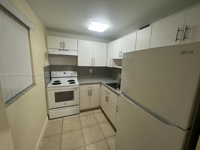 Foto del edificio - 1725 W 60th St