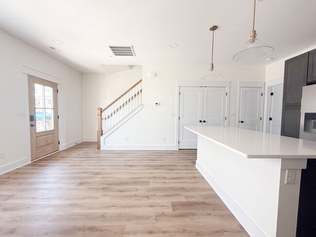 Foto del edificio - Modern 3-Bedroom Townhome at Highbury + Summer Special
