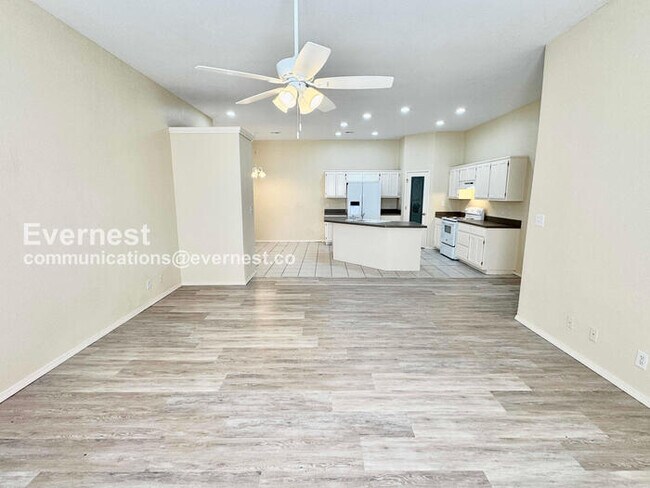 Foto del edificio - 3 Bed, 2 Bath Townhome with Attached Garage / Pet-Friendly / Available Now!