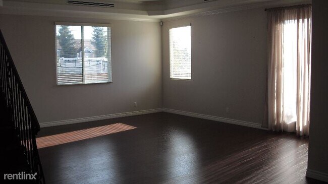 Building Photo - 3 br, 2.5 bath Townhome - 2614 Piedmont Ave.
