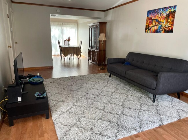 living and ding - 908 Chatham Ln