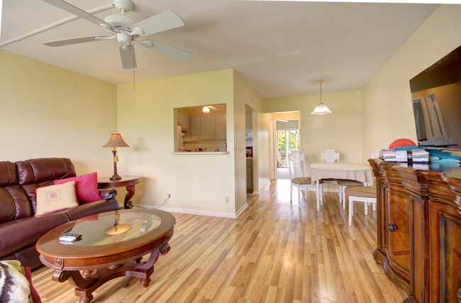 FULLY FURNISHED FREE CABLE AND LAUNDRY - 211 Easthampton I Apartment