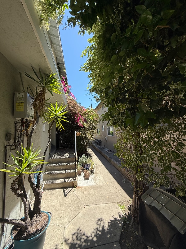 Building Photo - 2140 Beachwood Dr