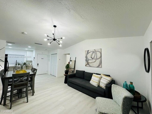 Building Photo - 3 br, 2 bath Townhome - 20302 NW 28th Ct