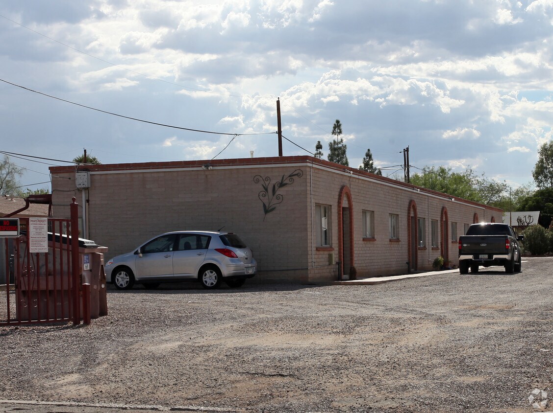 Primary Photo - Grand Treat Apartments
