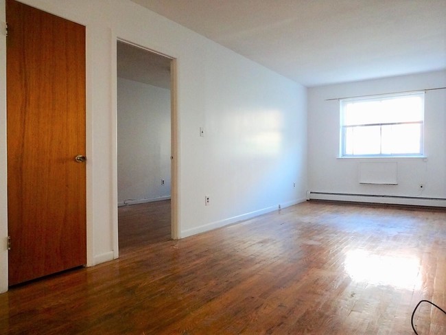 Building Photo - 88-34 Saint James Avenue