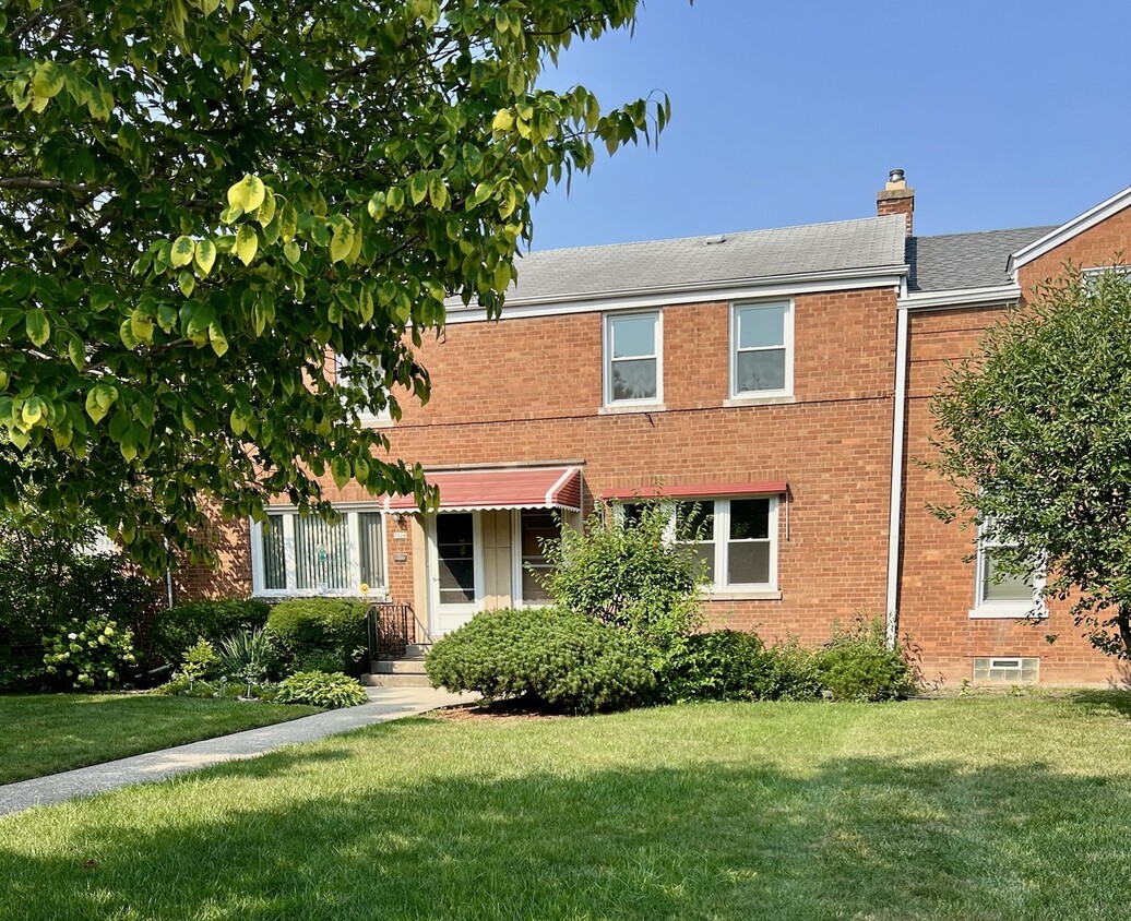 Foto principal - 7224 W Summerdale Ave
