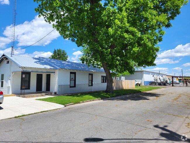 Building Photo - 1000 N Poplar St