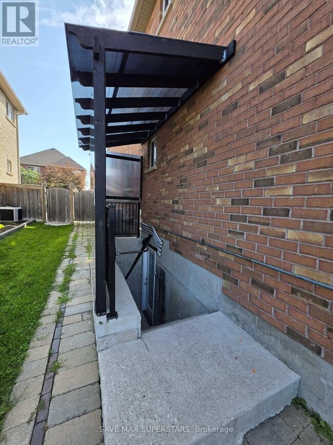 Building Photo - 133 The Queensway