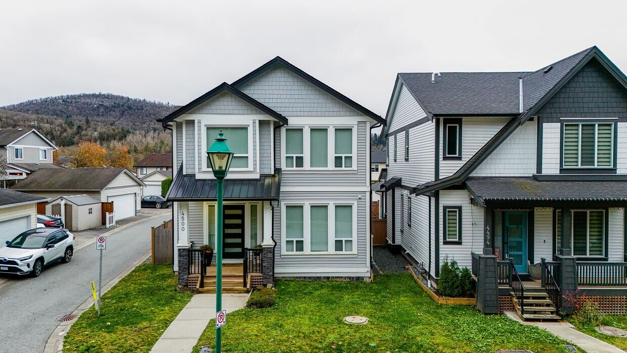 Photo principale - 4500 Stephen Leacock Dr