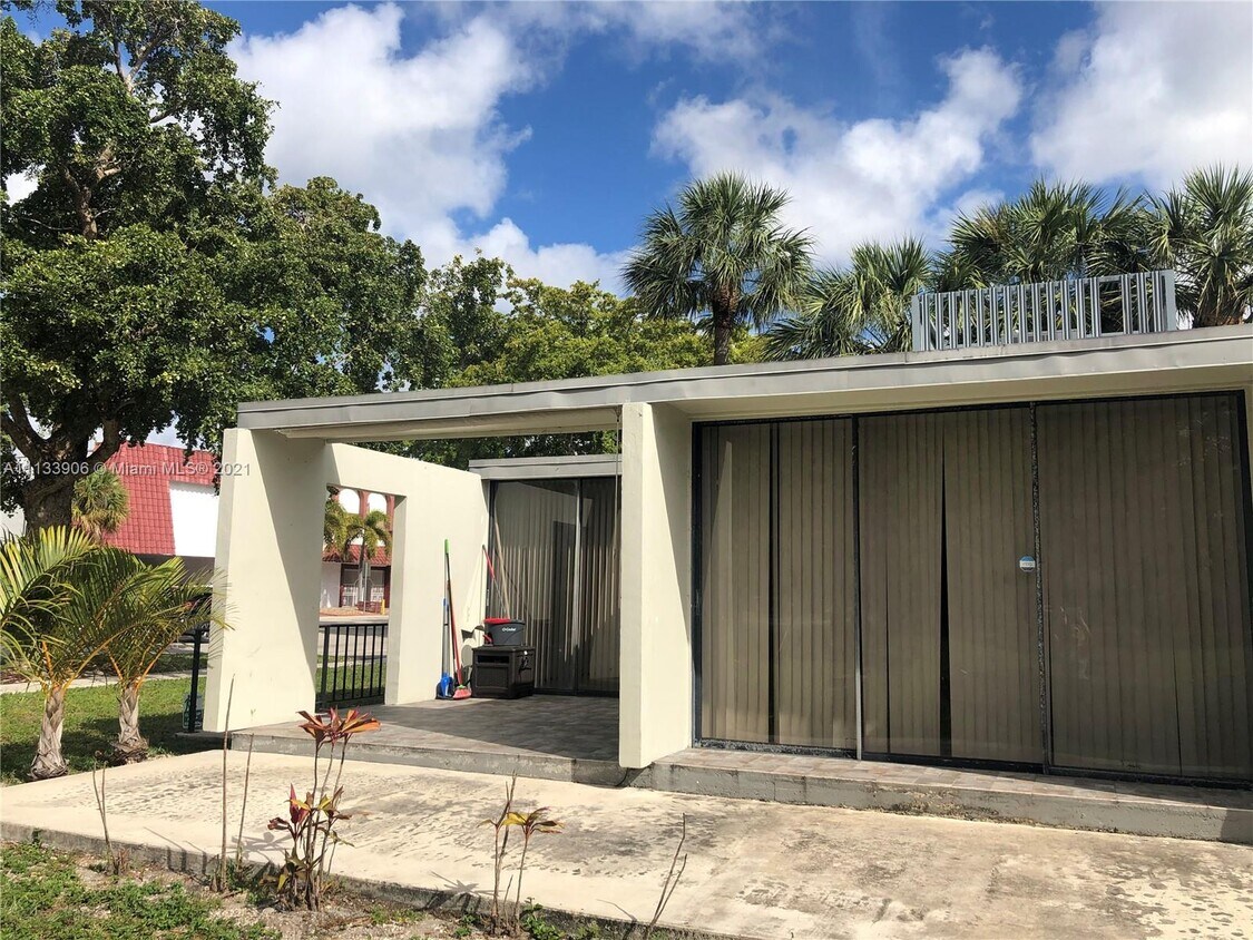 Primary Photo - 6460 Miami Lakes Dr