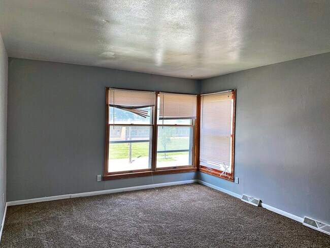 Building Photo - 5672 N 87th St