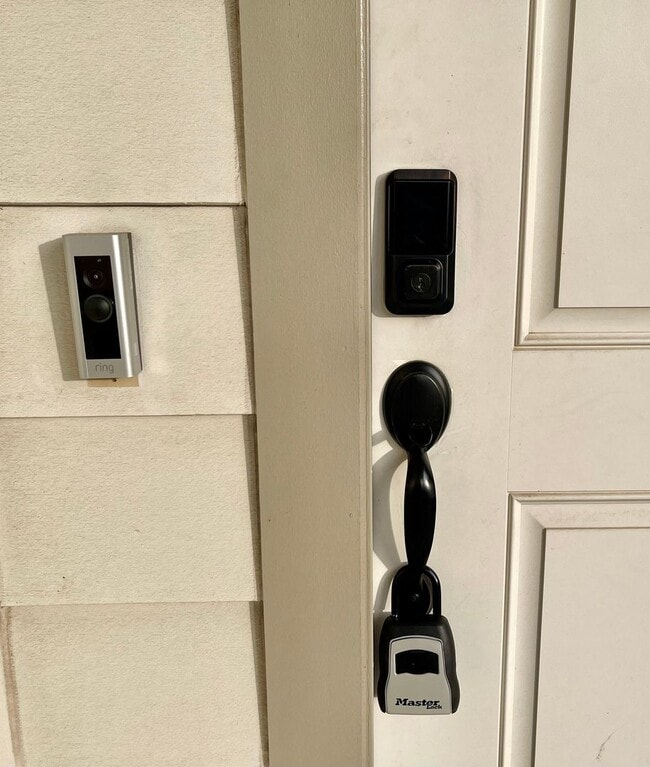 Building Photo - Spacious 3-bedroom and 2nd living room 2 1/2-full bath with New carpet, pad and LVT flooring