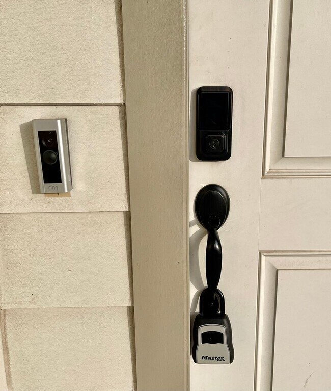 Foto del edificio - Spacious 3-bedroom and 2nd living room 2 1/2-full bath with New carpet, pad and LVT flooring