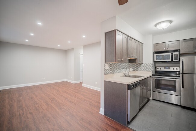 Building Photo - 425 W Oakdale Ave