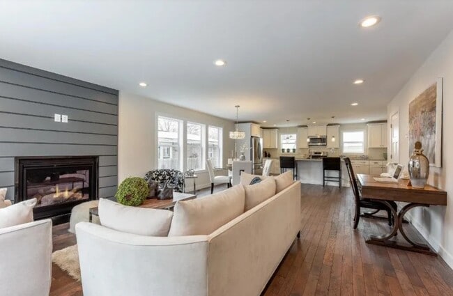 Building Photo - 4625 33rd Ave S