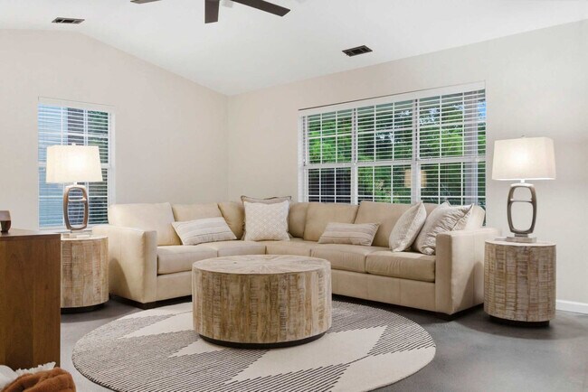 Building Photo - 1405 Camellia Dr