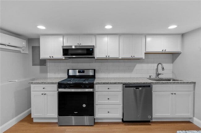 Foto del edificio - 376 Arnolds Neck Dr