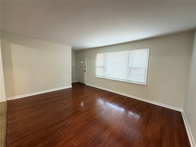 Building Photo - 854 Loekes Dr