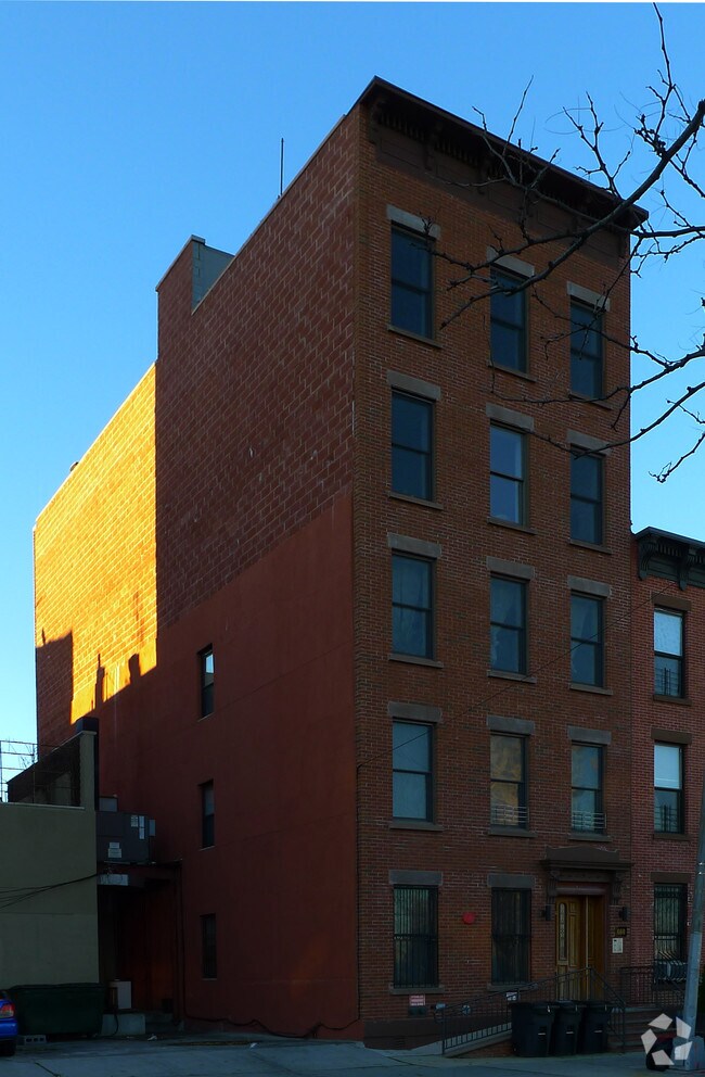 Foto principal - 660 Dean St