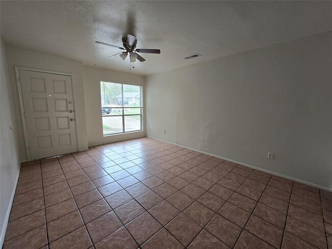 Building Photo - 1109 Village Green Dr