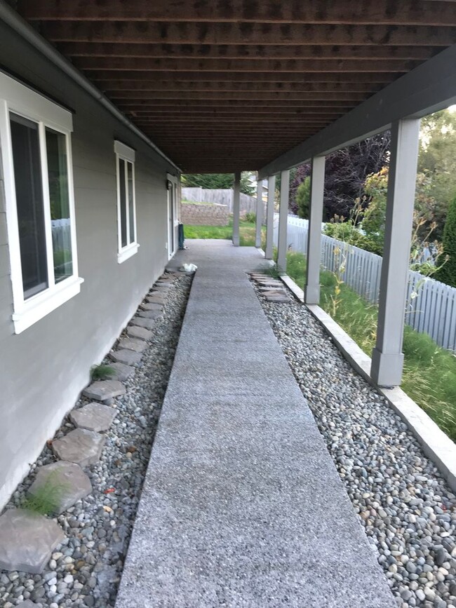 Building Photo - Daylight basement - desirable neighborhood