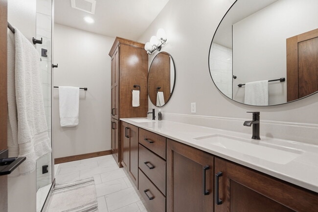 Building Photo - 2701 W Oak Hill Dr