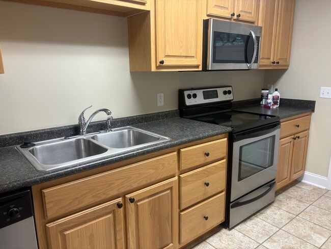 Building Photo - 112 Lakeview Commons Dr