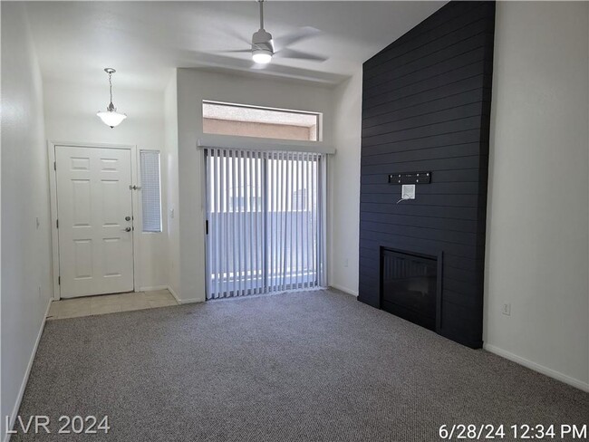 Building Photo - FANTASTIC SW 2ND FLOOR UNIT IN HIGHLY POPU...