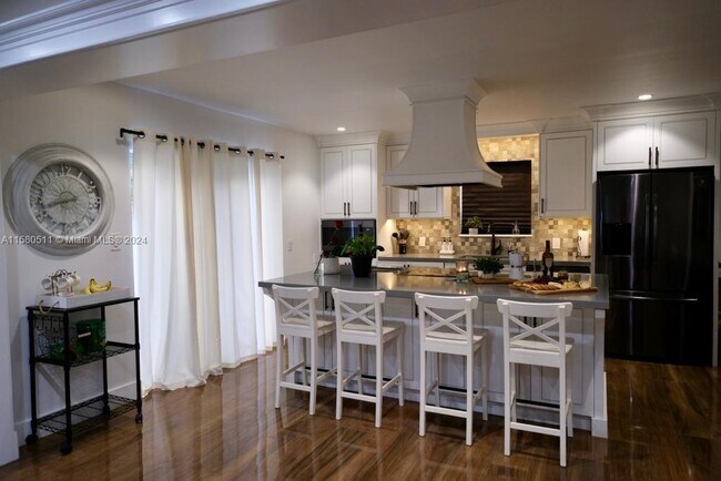 Building Photo - 7110 Duval St