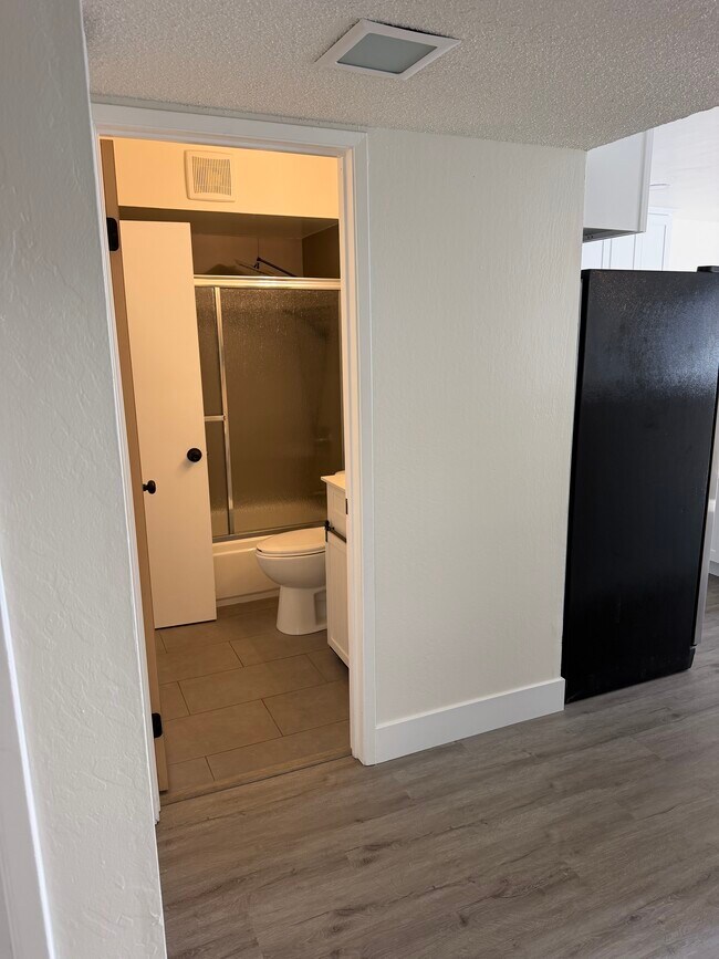 Baño de la planta baja - 5128 Greenberry Dr