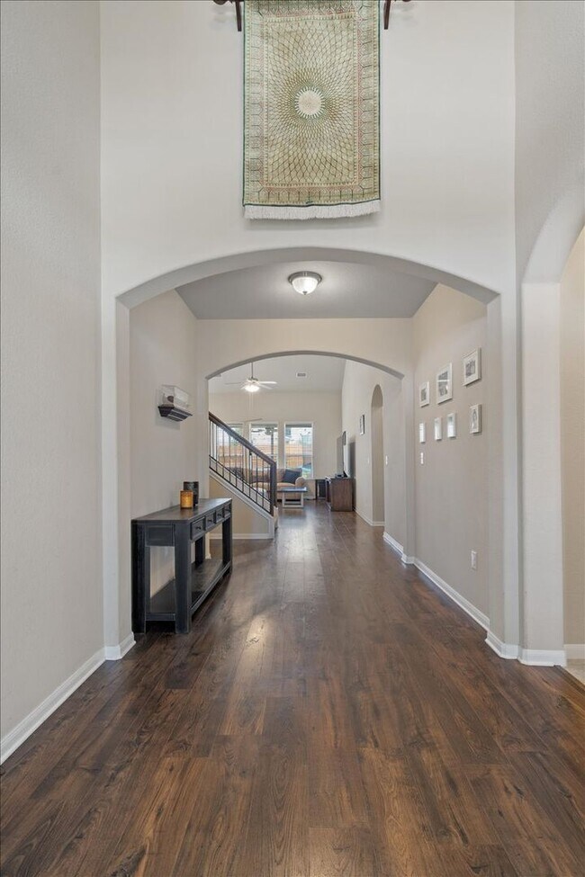 Foto del edificio - Spectacular 4 Bedroom, 3.5 Bath, Corner Lo...