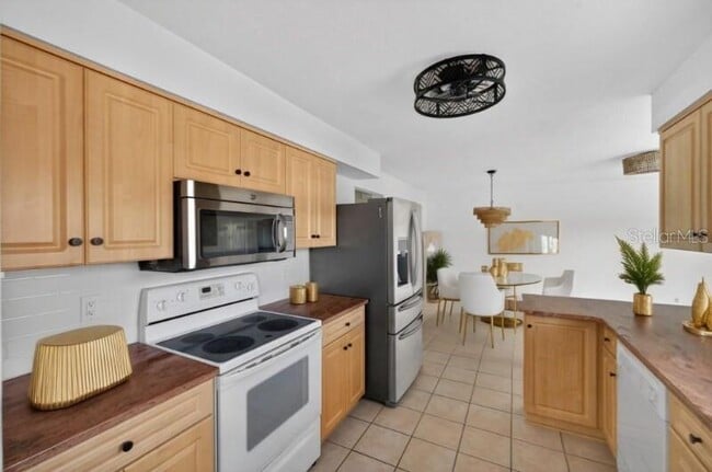 Building Photo - 8195 Coachlight Cir