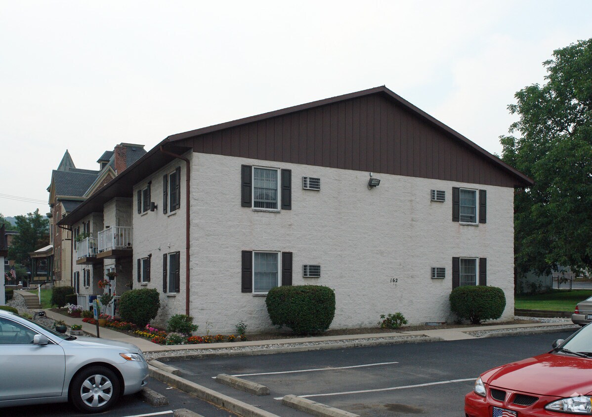 162 Green St, Emmaus, PA 18049 Apartments in Emmaus, PA