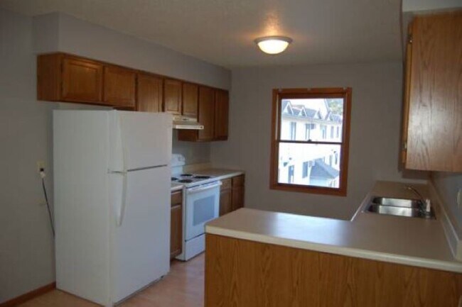 Building Photo - 910 N Dodge St
