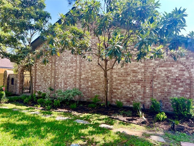 Building Photo - 10719 Creektree Dr