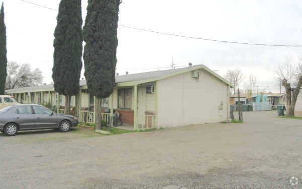 Building Photo - California Trailer Court