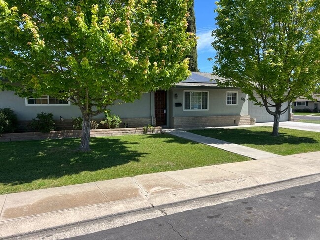Building Photo - 618 Madsen Dr