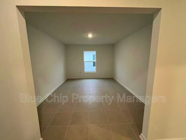 Building Photo - 5131 Magnolia Palm Dr