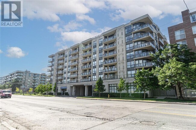 Photo du bâtiment - 872-872 Sheppard Ave W
