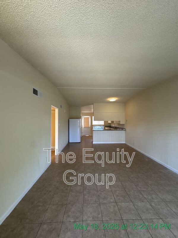 Building Photo - 1140 W Tulare Ave