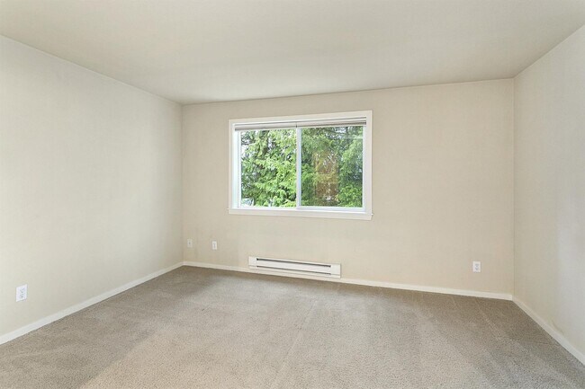 Building Photo - Mill Creek 3 Bedroom Corner unit Condo