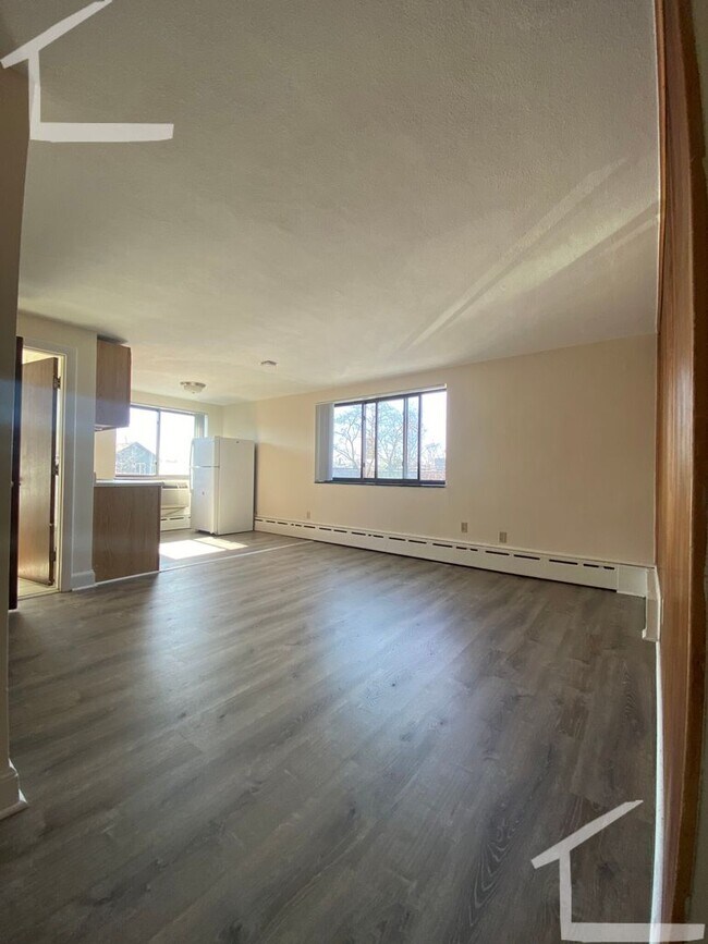 Building Photo - Avl 9/1 Davis Sq area Studio apartment w/AC!