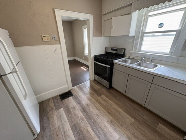 Foto del edificio - Updated 2-Bedroom Akron Home with Large Detached Garage