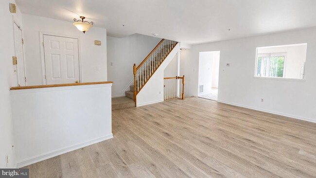 Building Photo - 120 Royalty Cir