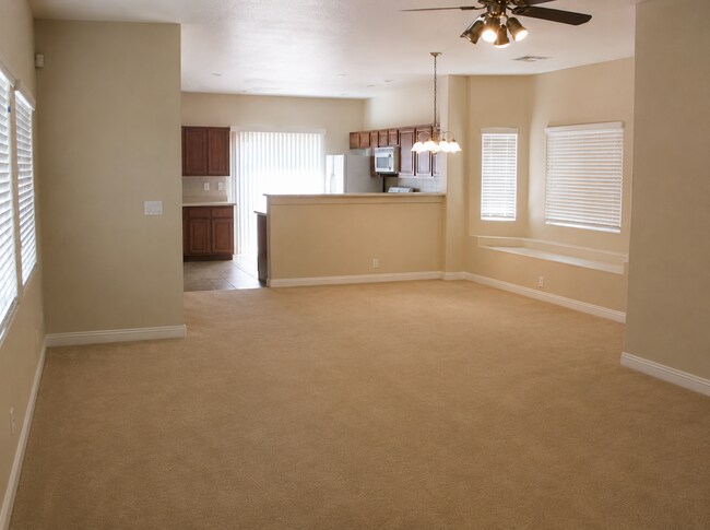 Foto del edificio - 4 bedroom +Den!