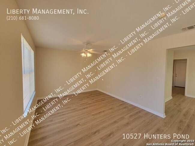 Foto del edificio - 10527 Hunters Pond