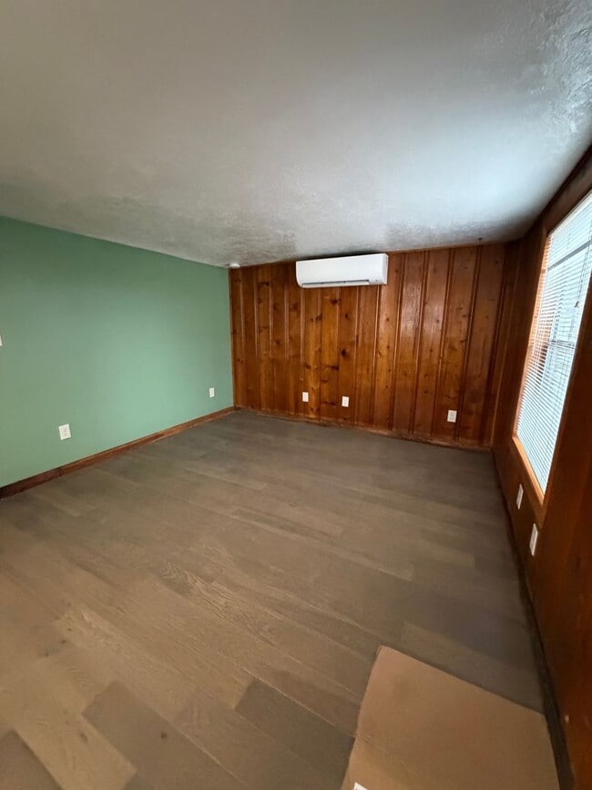 Building Photo - Newly Remodeled one bedroom house