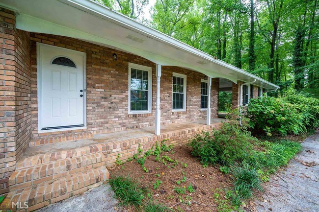 Building Photo - 697 Kiowa Dr NE